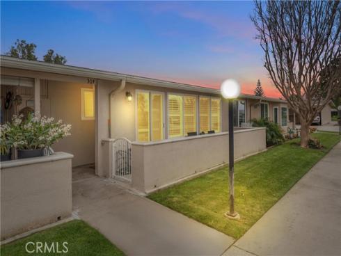 1860 Sunningdale 30F M-14 Road, Seal Beach, CA