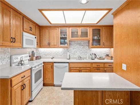 1860 Sunningdale 30F M-14 Road, Seal Beach, CA