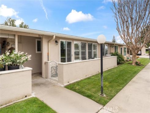 1860 Sunningdale 30F M-14 Road, Seal Beach, CA