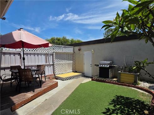 11219 Hood , Stanton, CA