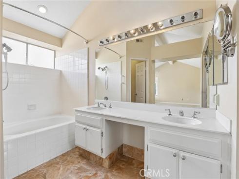 2521 Avenita Alpera , Tustin, CA